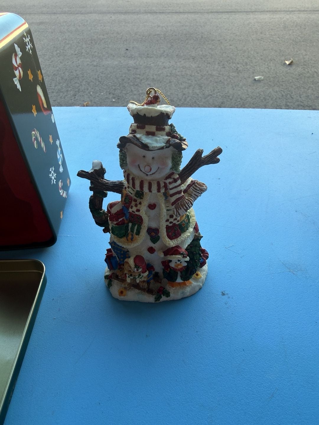 Resin Snowman Christmas Ornament With Gift Tin Box
The branch on one side is broken. See photo 2