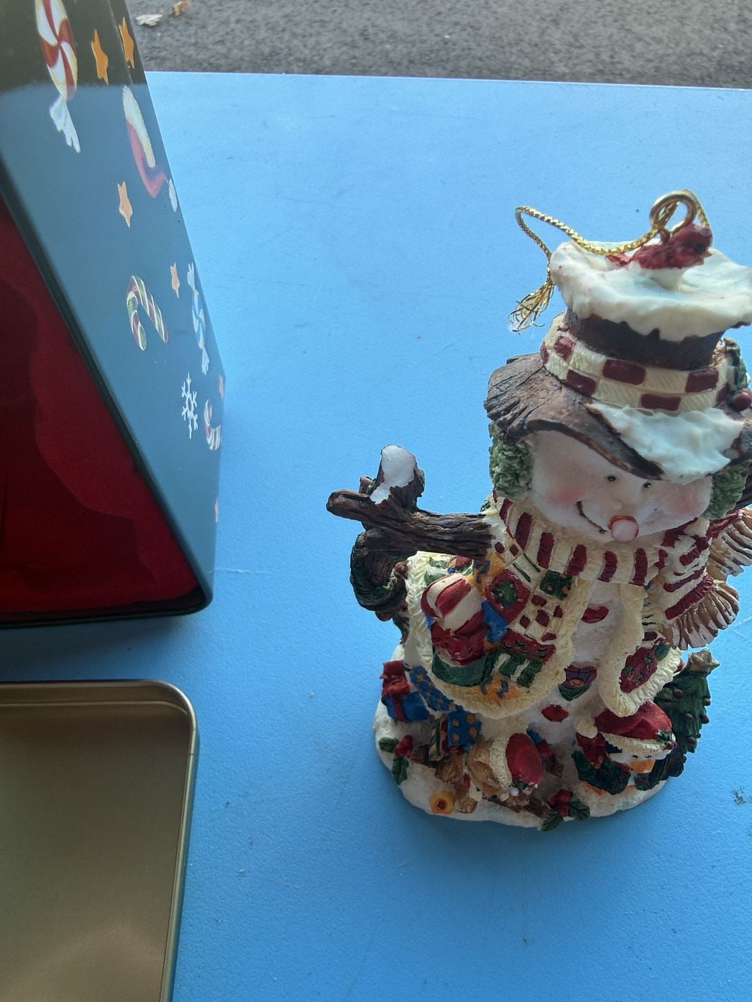Resin Snowman Christmas Ornament With Gift Tin Box
The branch on one side is broken. See photo 3