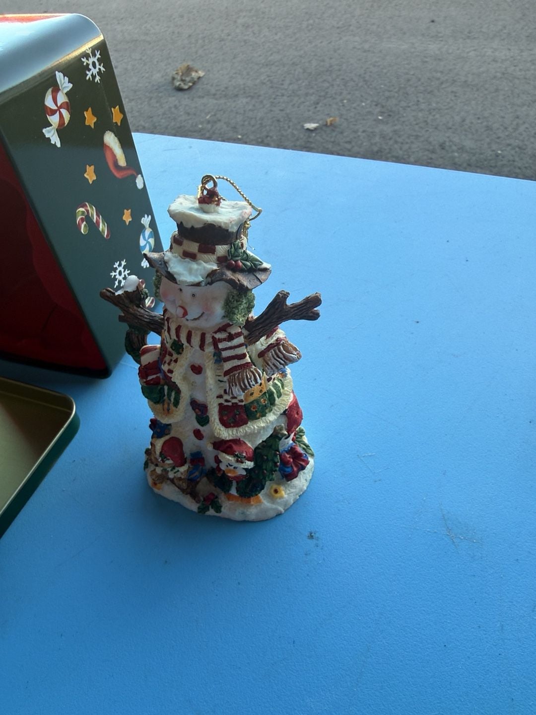 Resin Snowman Christmas Ornament With Gift Tin Box
The branch on one side is broken. See photo 4