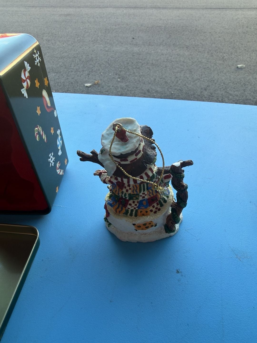 Resin Snowman Christmas Ornament With Gift Tin Box
The branch on one side is broken. See photo 5