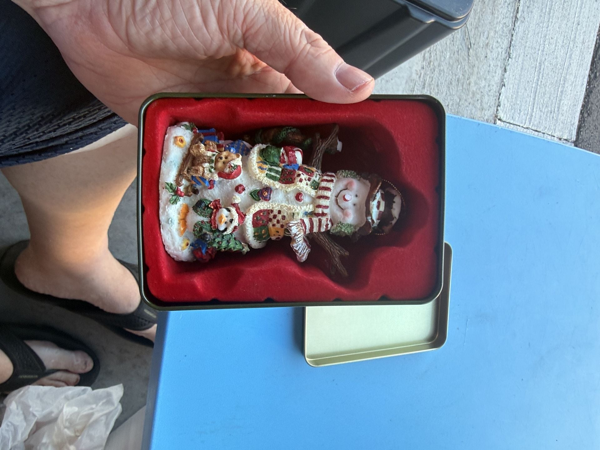Resin Snowman Christmas Ornament With Gift Tin Box
The branch on one side is broken. See photo 7
