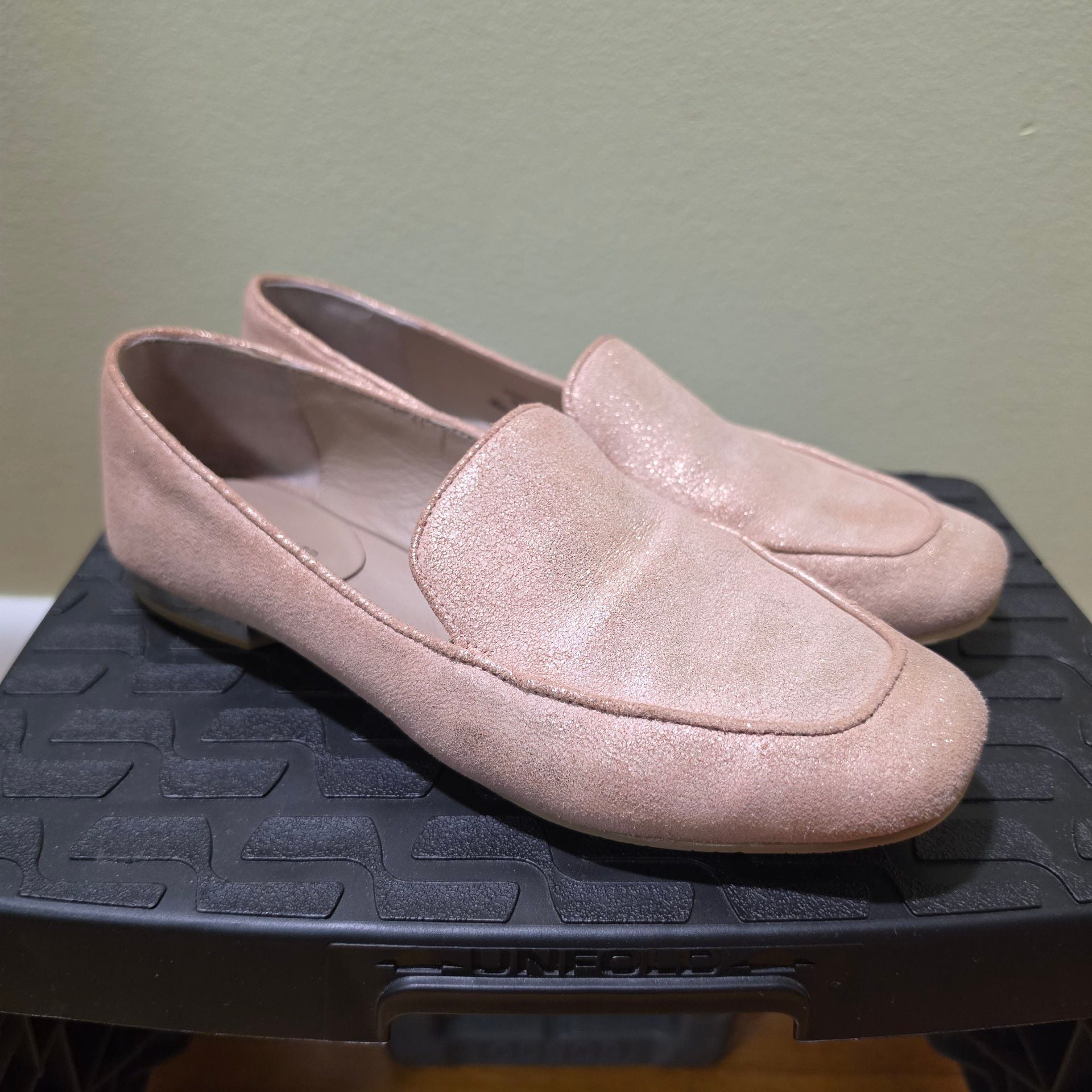 Donald Pliner Honey Loafers Size 7M Pink Metallic Suede Flats 3