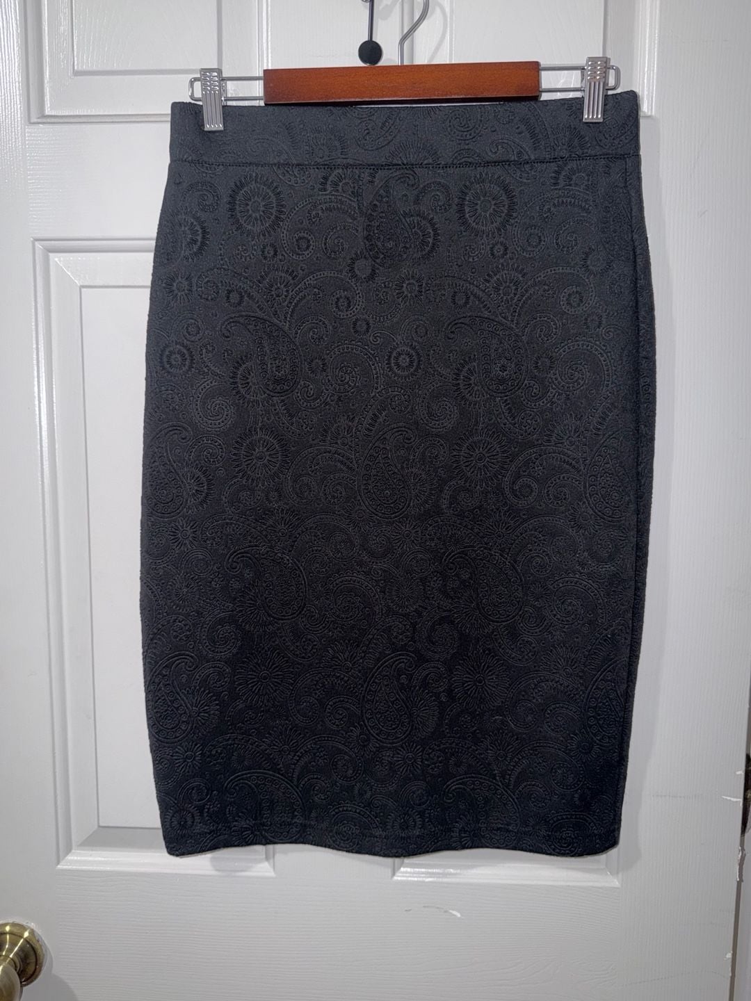 One Step Pencil Skirt Size M Black Paisley Textured 2