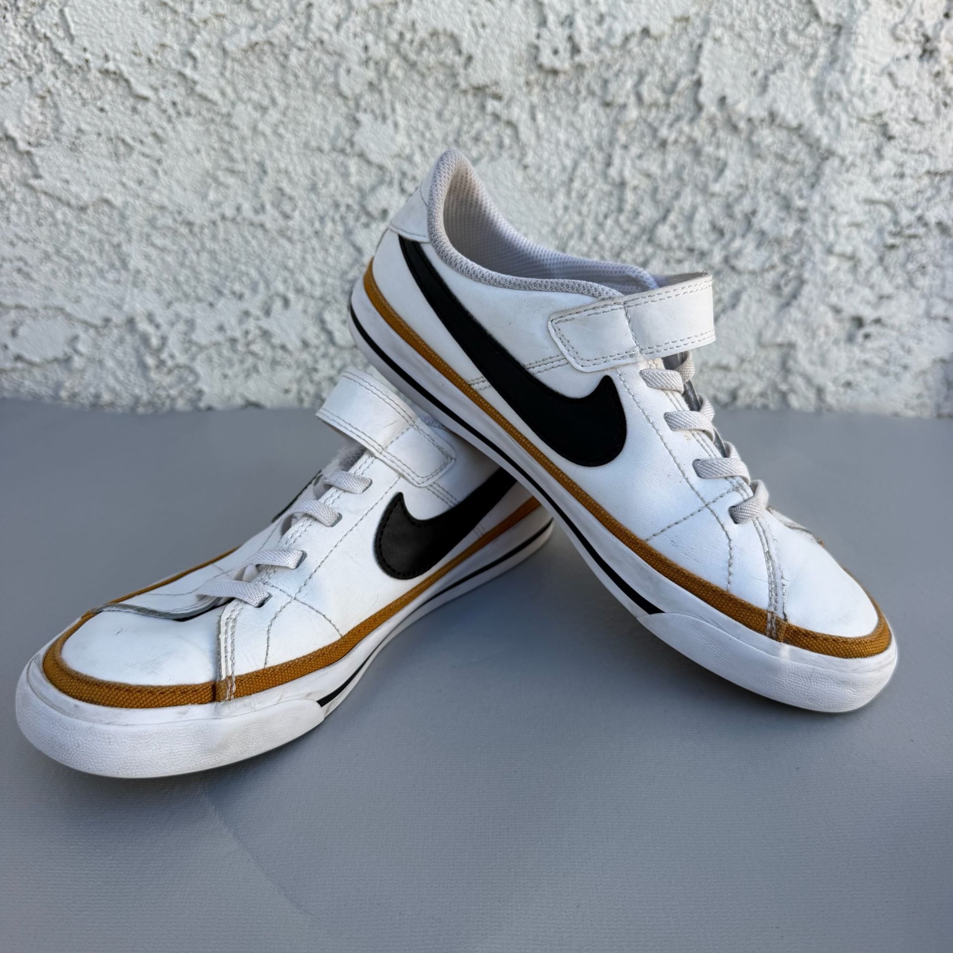 Nike Court Legacy Low Kids Sneakers 2.5Y White Black Gold hook & loop DA5381-100 2
