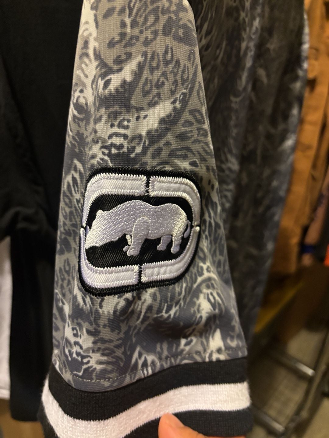 Ecko Unltd. Jersey Size L Gray Black Pattern V-Neck Short Sleeve 4