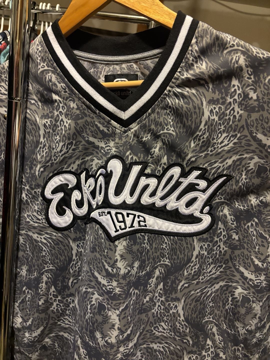 Ecko Unltd. Jersey Size L Gray Black Pattern V-Neck Short Sleeve 5