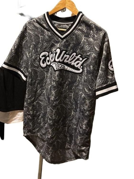 Ecko Unltd. Jersey Size L Gray Black Pattern V-Neck Short Sleeve 9