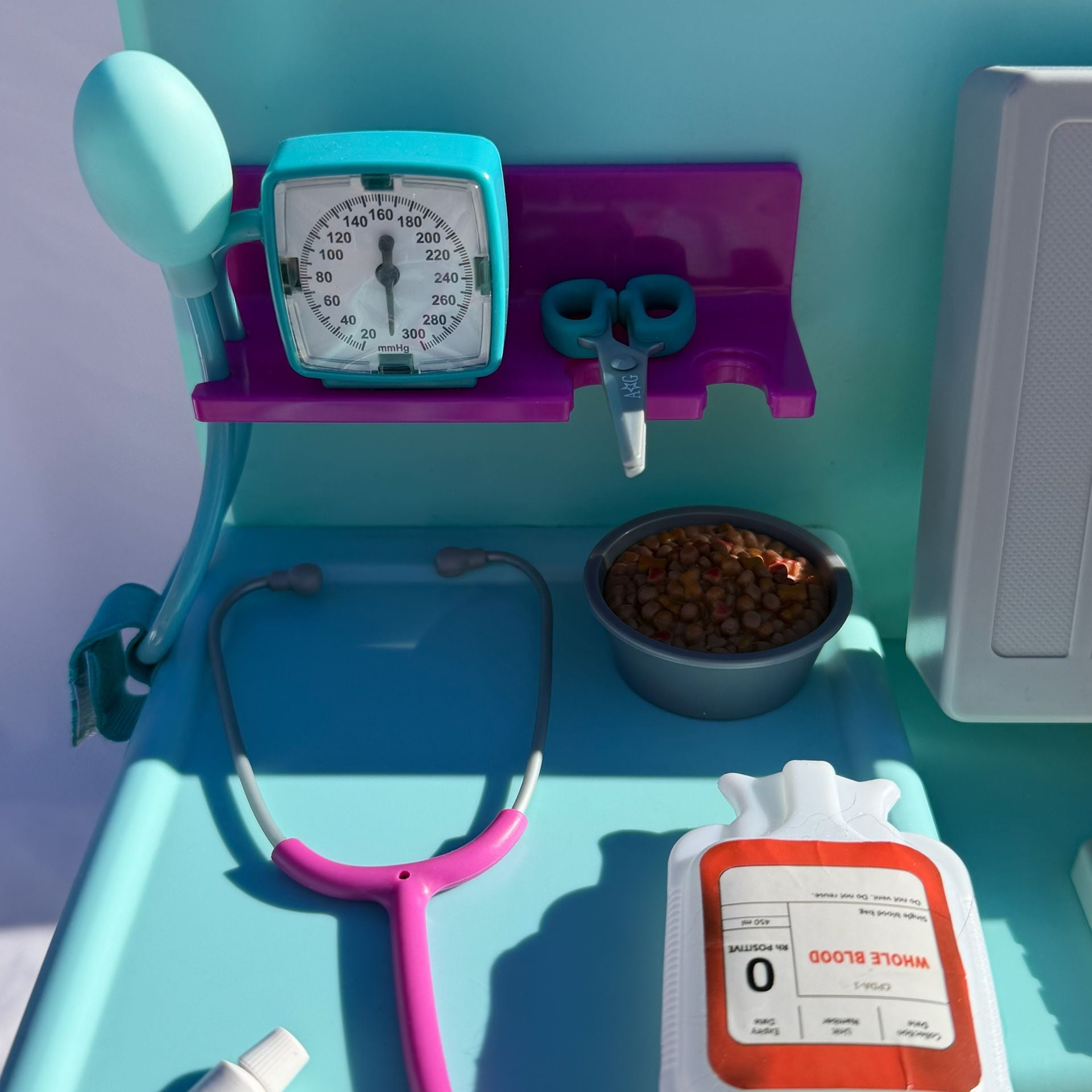American Girl Wildlife Rescue Clinic Vet Play Set 4