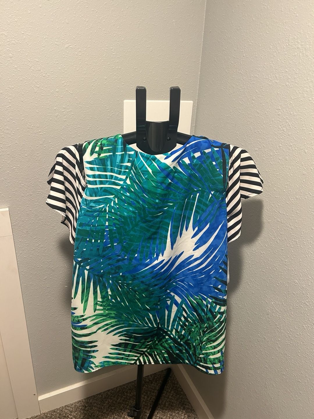 Calvin Klein Blouse Size L Cold Shoulder Tropical Print Ruffle Sleeve 6