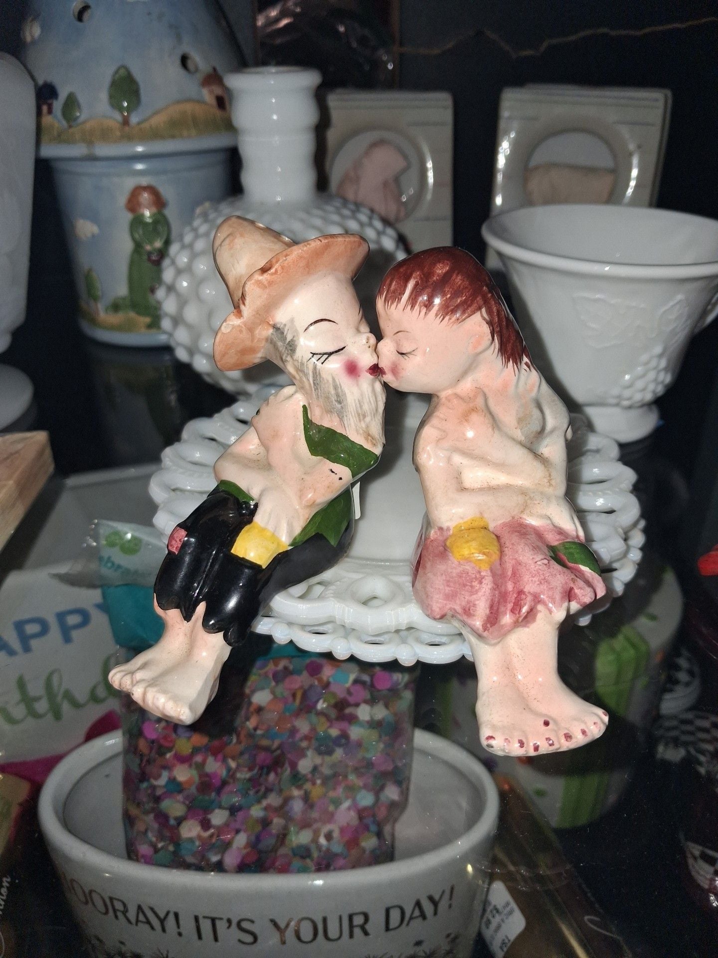 Vintage Hillbilly Kissing Couple Salt and Pepper Shakers 1