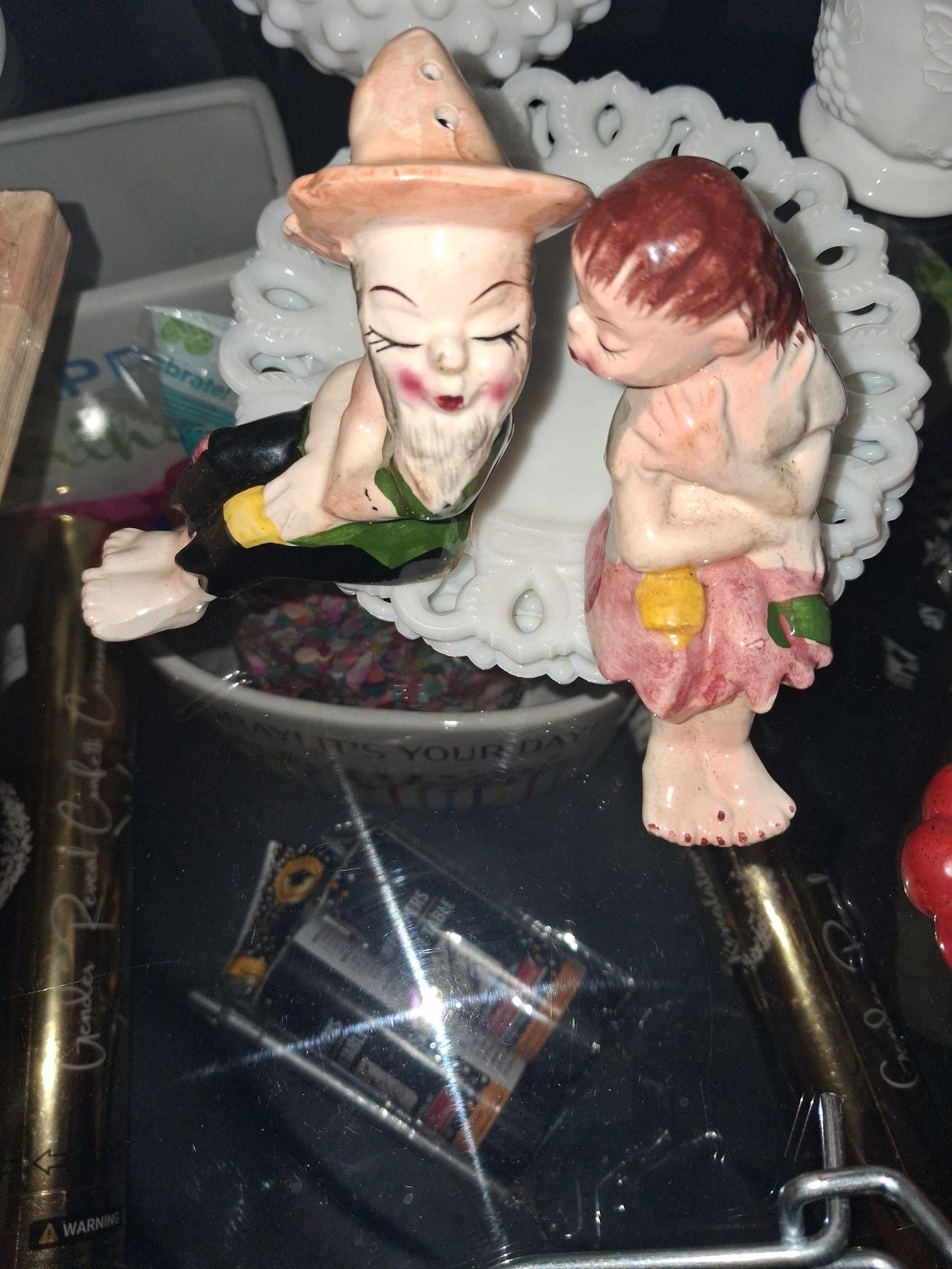 Vintage Hillbilly Kissing Couple Salt and Pepper Shakers 2