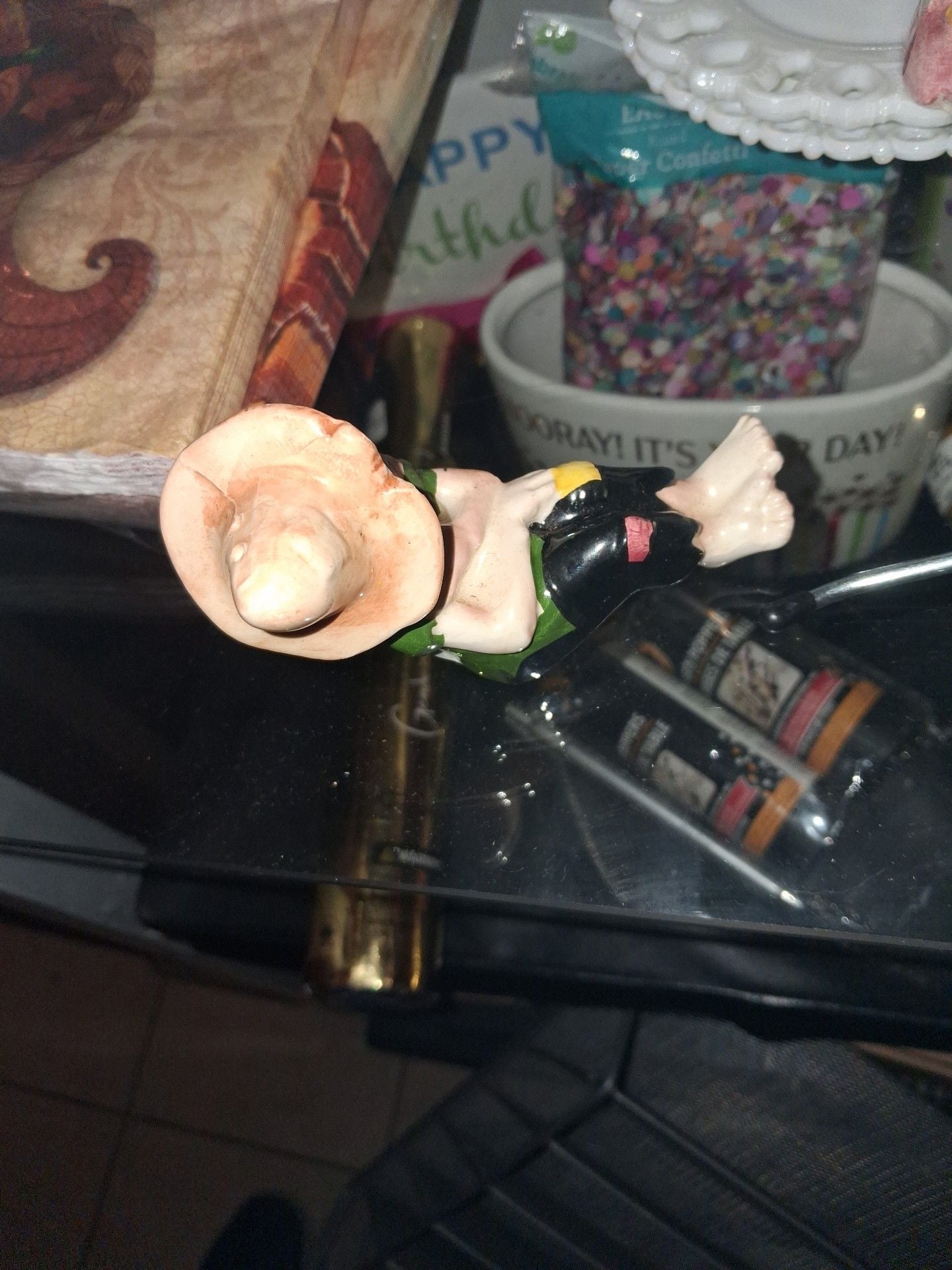 Vintage Hillbilly Kissing Couple Salt and Pepper Shakers 4