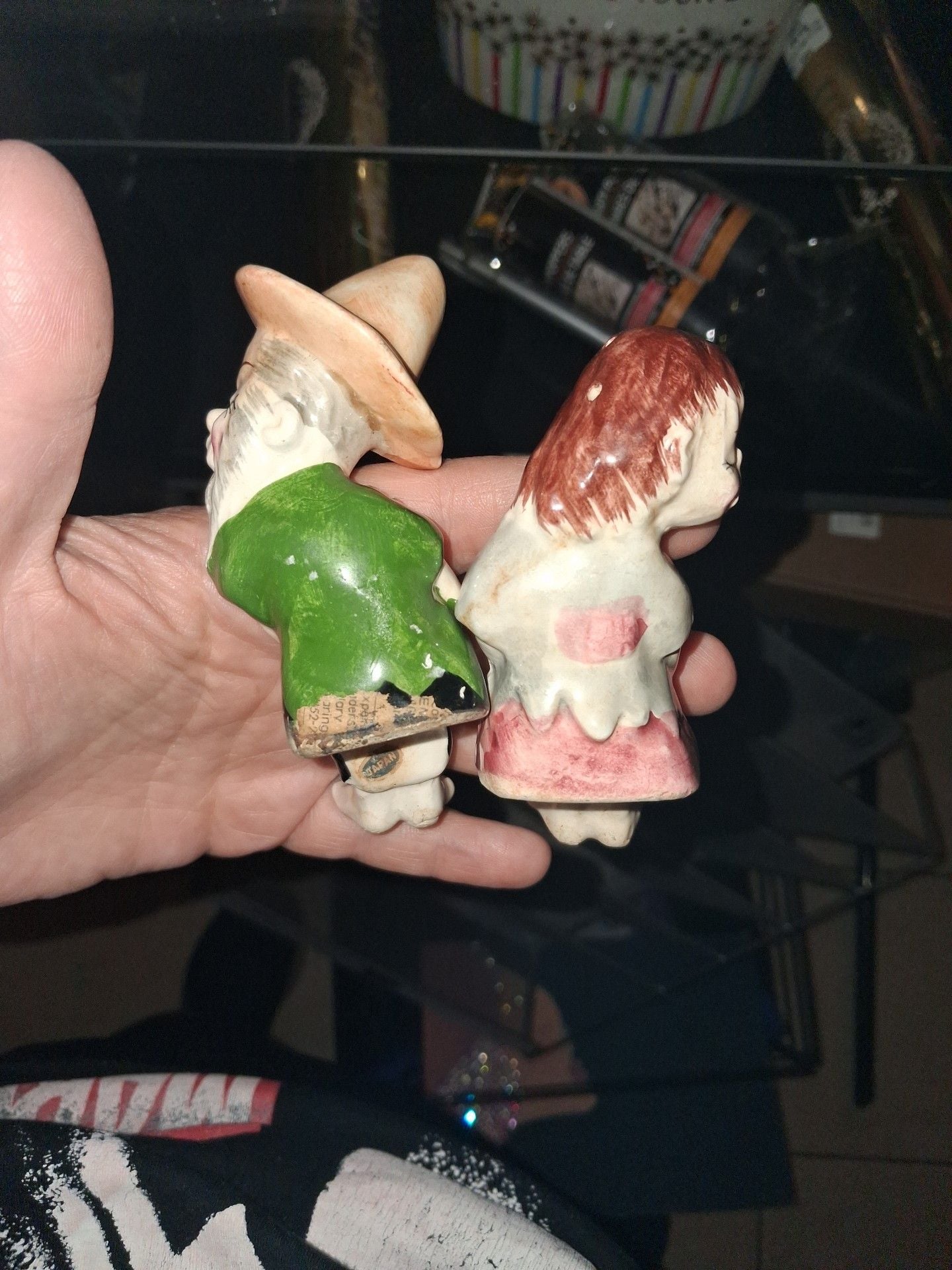 Vintage Hillbilly Kissing Couple Salt and Pepper Shakers 12