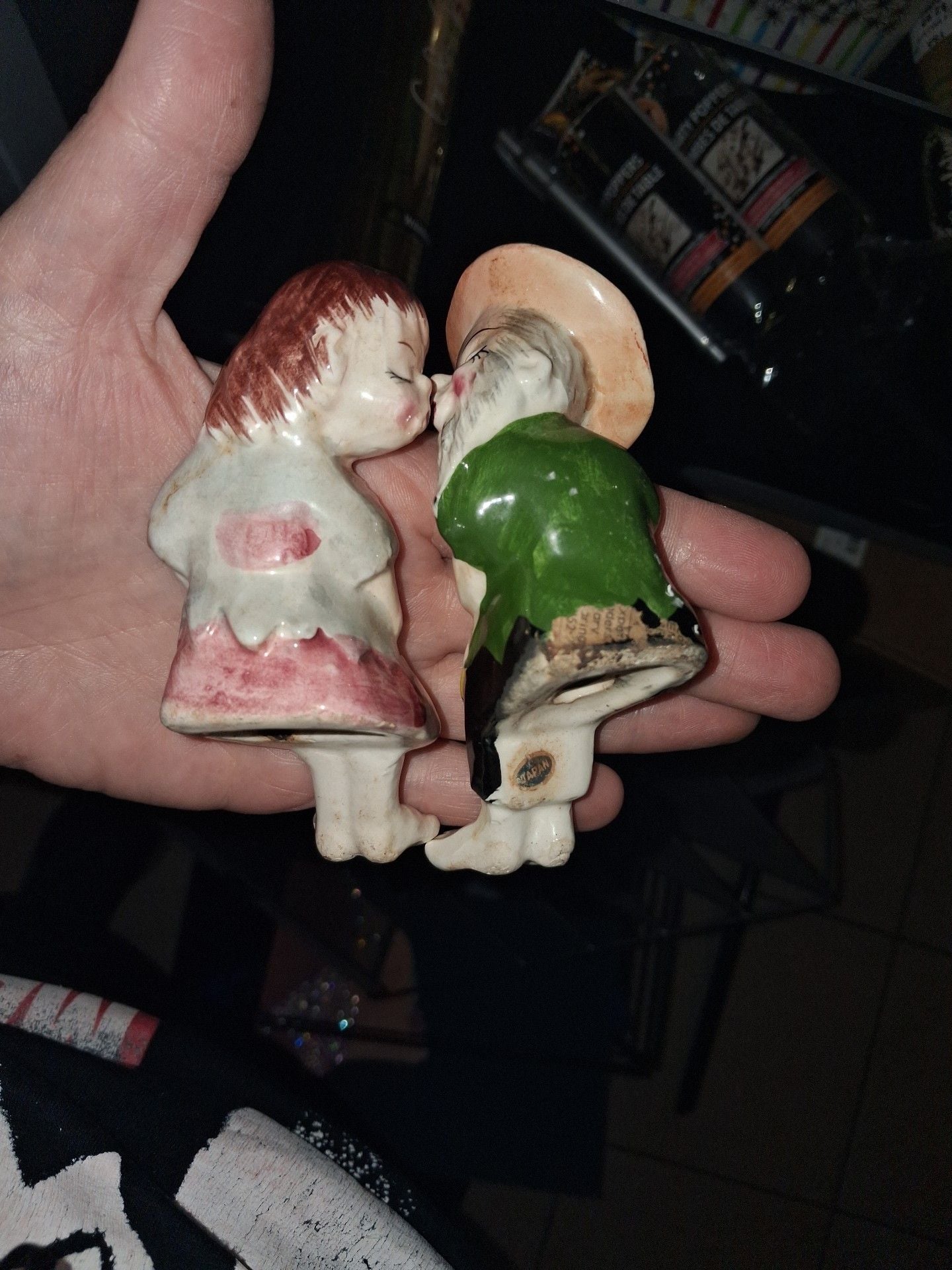 Vintage Hillbilly Kissing Couple Salt and Pepper Shakers 13