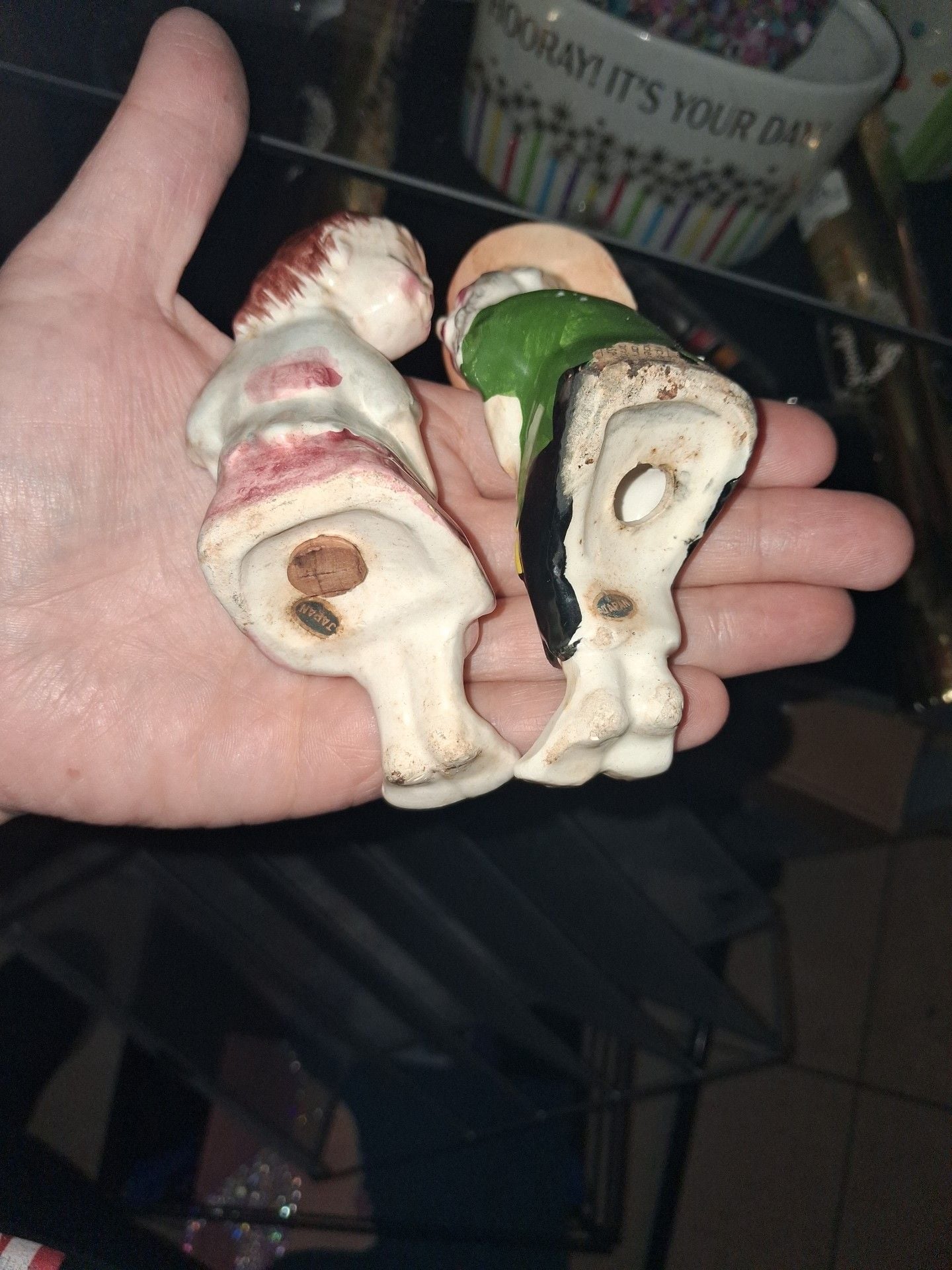 Vintage Hillbilly Kissing Couple Salt and Pepper Shakers 14