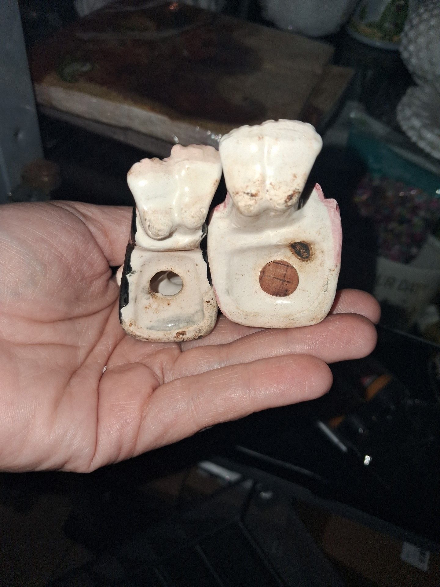 Vintage Hillbilly Kissing Couple Salt and Pepper Shakers 15