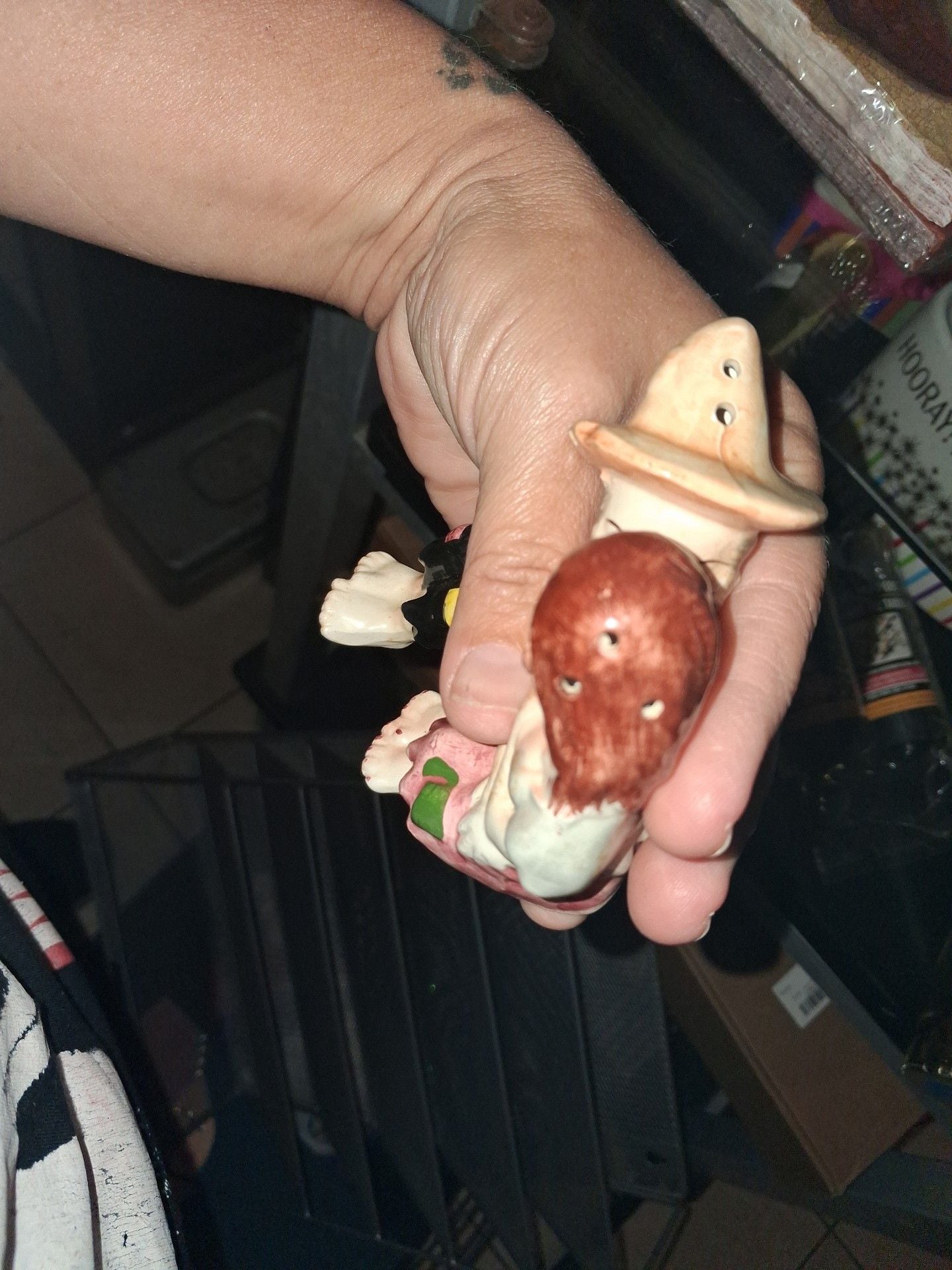 Vintage Hillbilly Kissing Couple Salt and Pepper Shakers 16