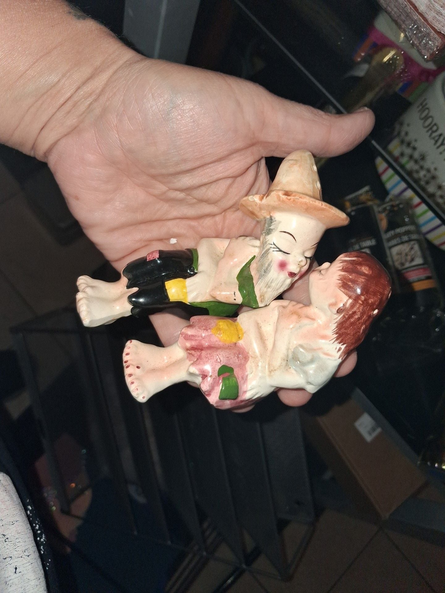 Vintage Hillbilly Kissing Couple Salt and Pepper Shakers 17