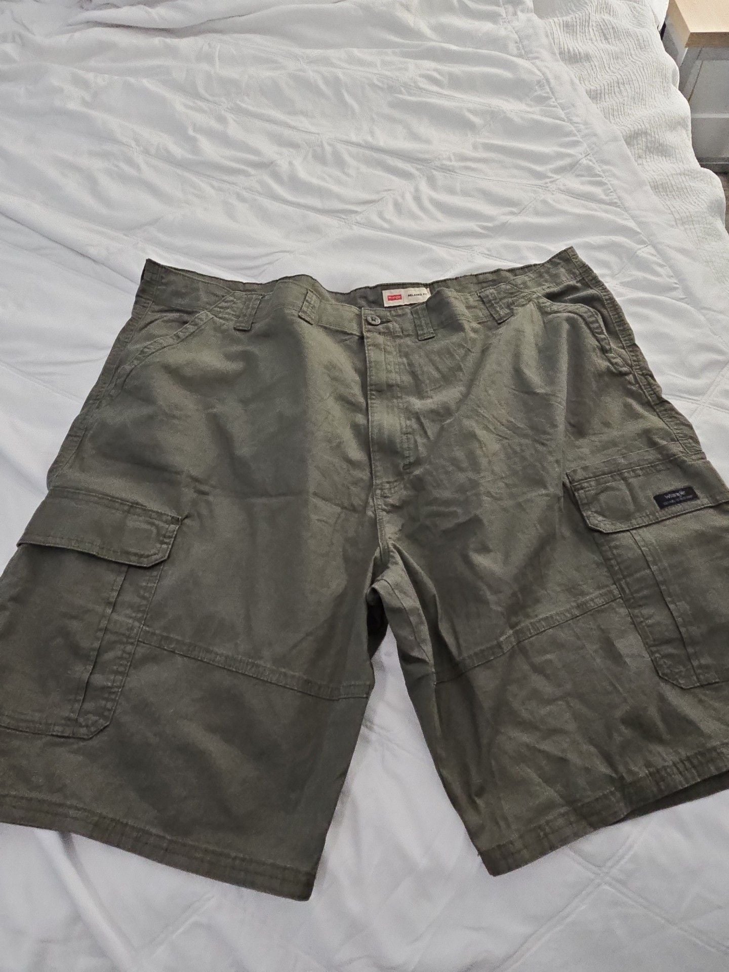 Wrangler Relaxed Fit Cargo Shorts Size 46x10 Olive Green Stretch 2
