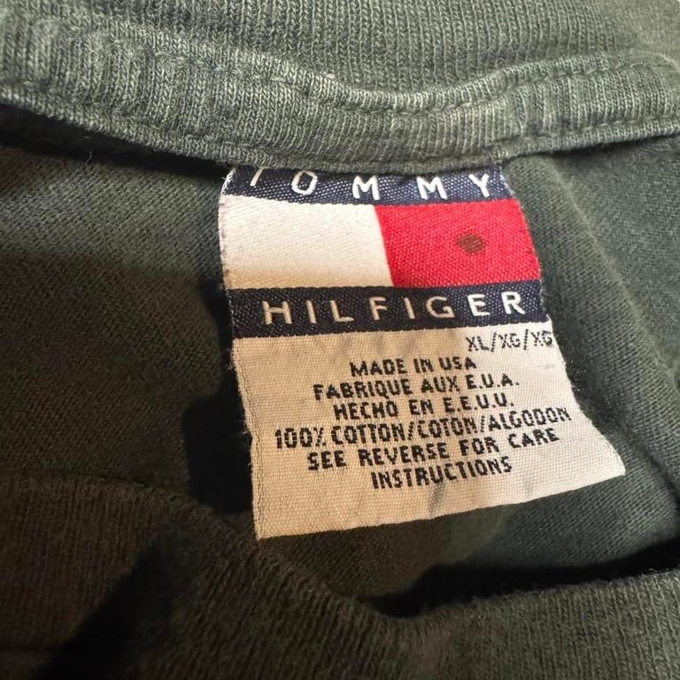 π₯ Vintage Tommy Hilfiger Made in USA Tee β XL π₯
Step up your streetwear game with this rare vintage Tommy Hilfiger tee π₯. Made in the USA πΊπΈ and crafted from 100% cotton, this dark green gem gives you that perfect oversized, worn-in vib 5
