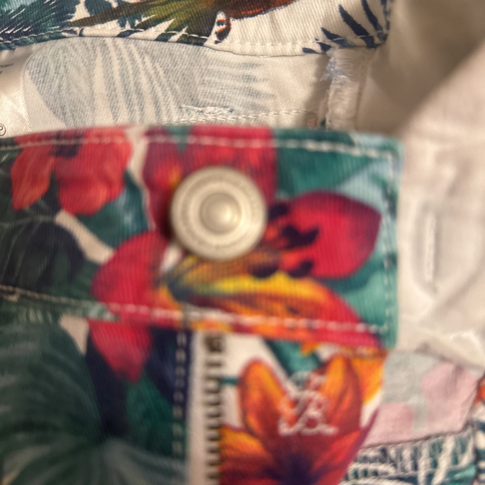 Tommy Bahama Women Size 4 Skinny Bright White Jeans Colorful Tropical Parrot EUC 7