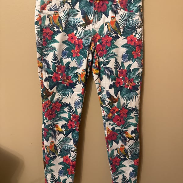 Tommy Bahama Women Size 4 Skinny Bright White Jeans Colorful Tropical Parrot EUC