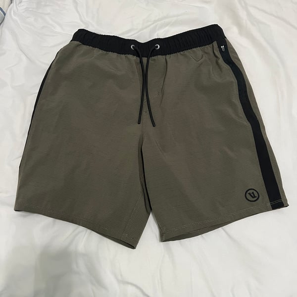 Vuori Kore 7” Men's Olive Green Athletic Shorts Size Small