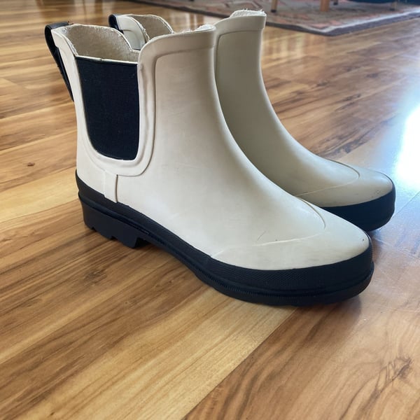 J Crew Women’s Short Lug-sole rain boots (size 9)