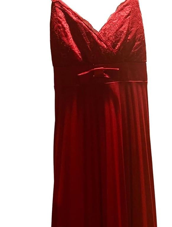 Elegant Burgundy Lace Bodice Evening Gown 5