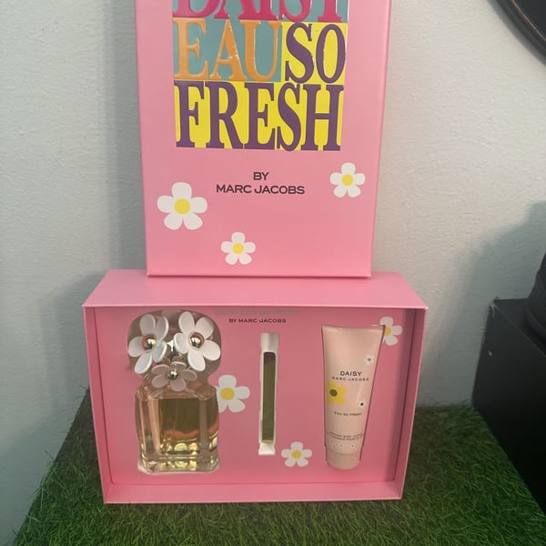 Marc Jacobs Daisy Eau So Fresh Perfume for Women Gift Set : Beauty & Personal Care - , $105*