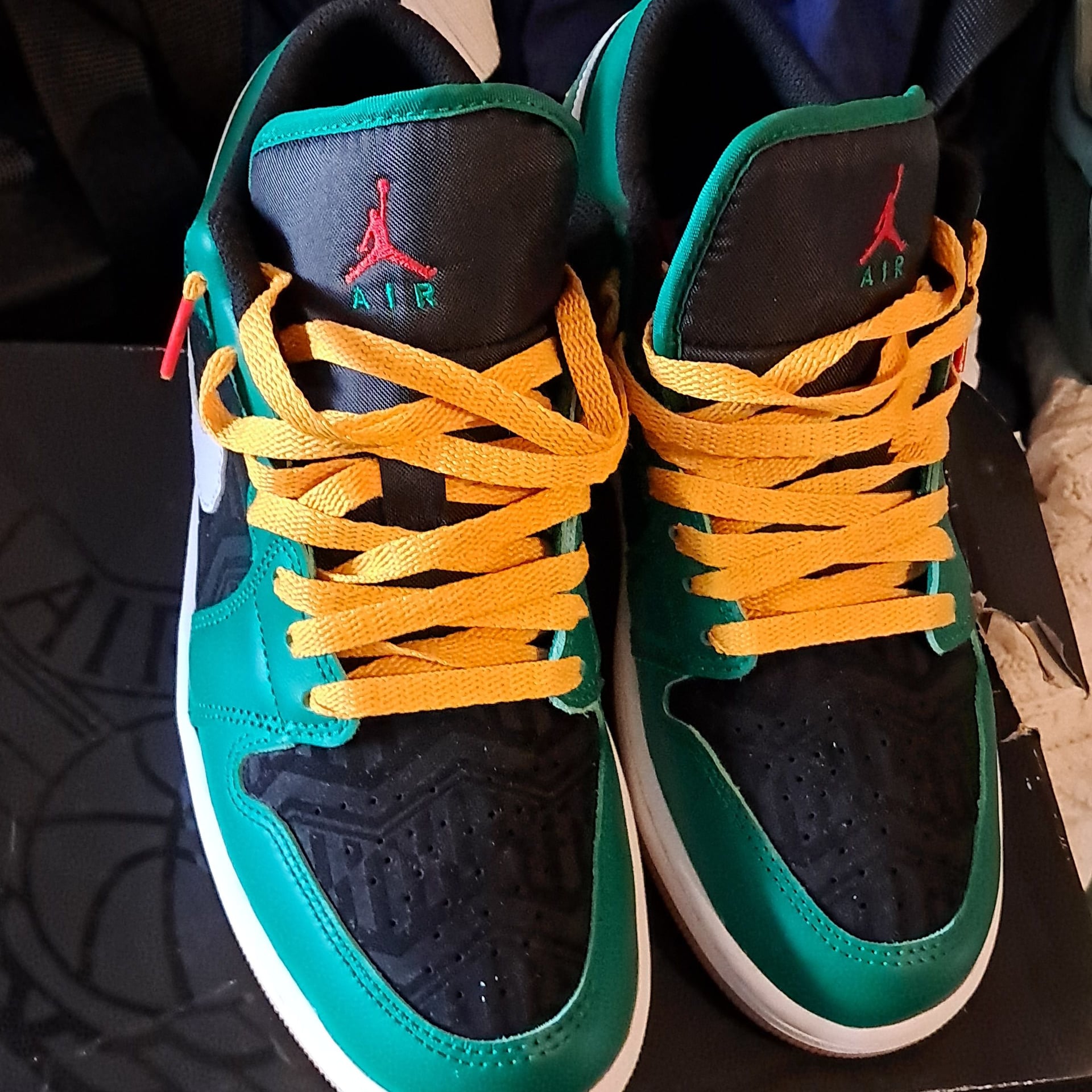Air Jordan 1 Low SE 'Christmas 10