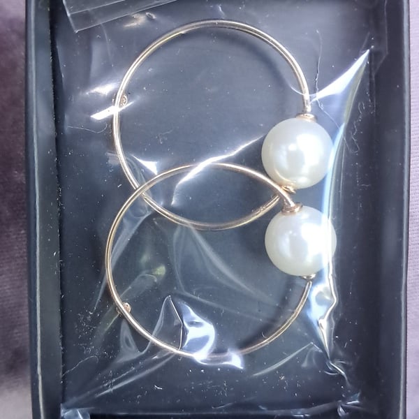 Elegant Gold Hoop Earrings with Pearl Accent
