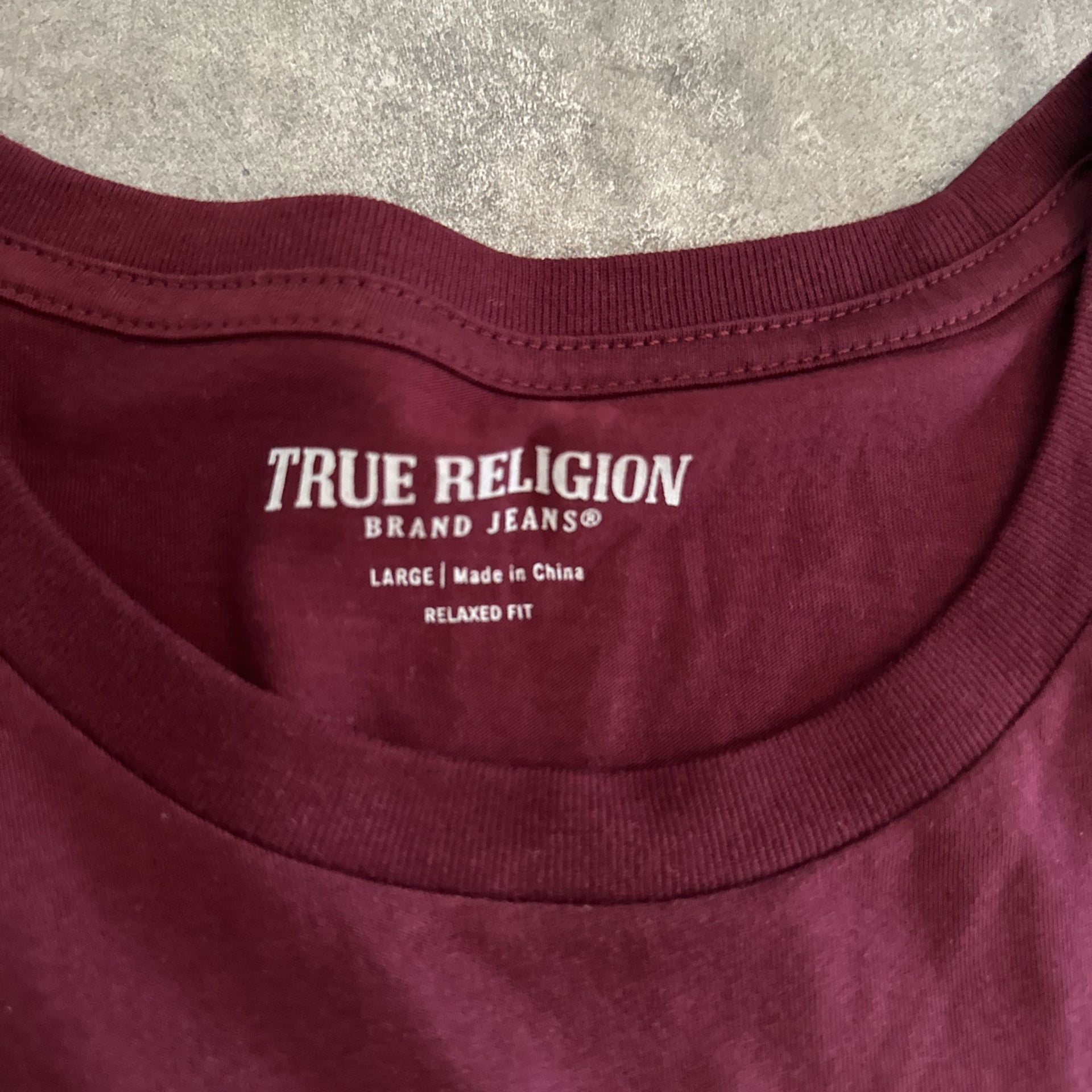 True Religion burgundy t-shirt •size:
L 4