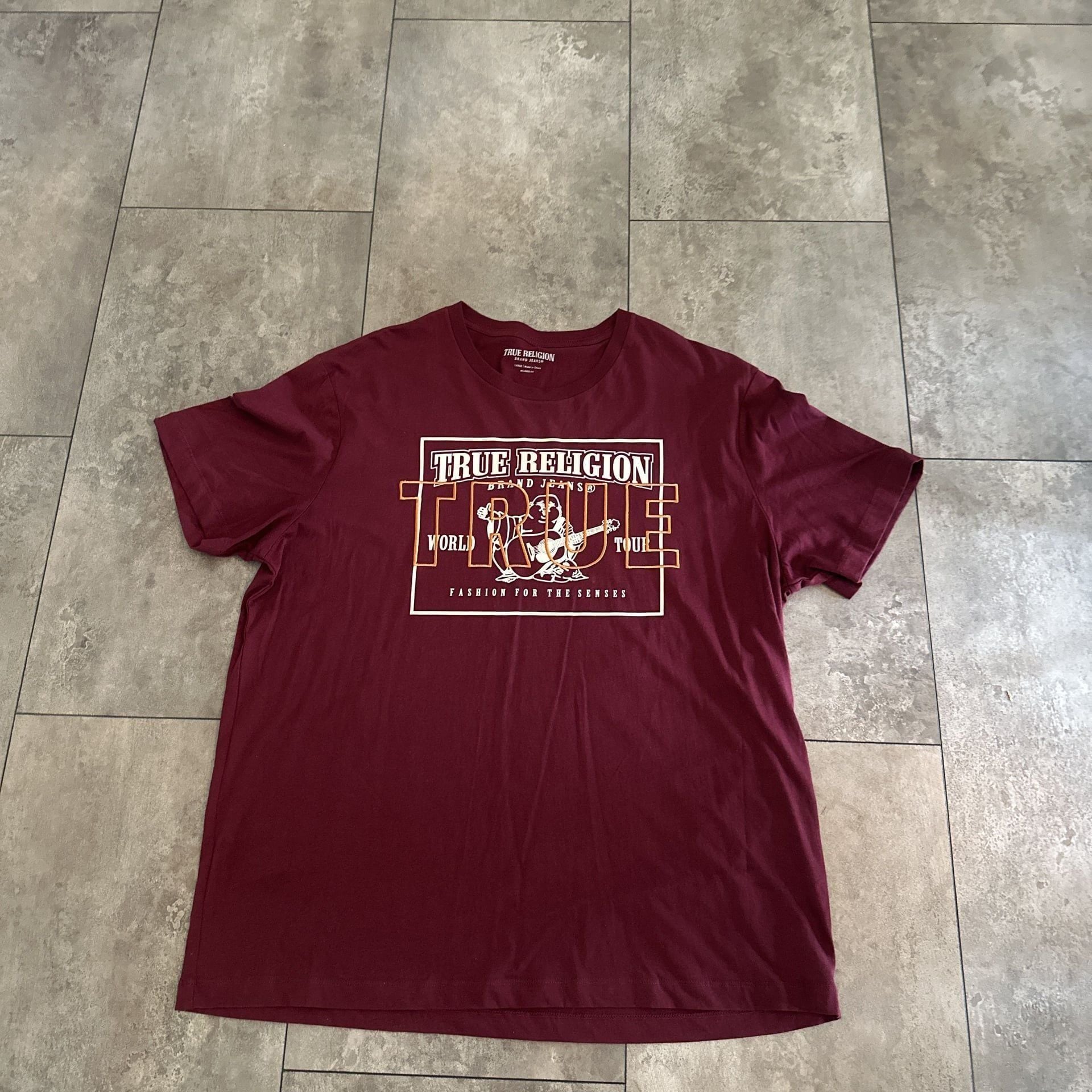 True Religion burgundy t-shirt •size:
L 2