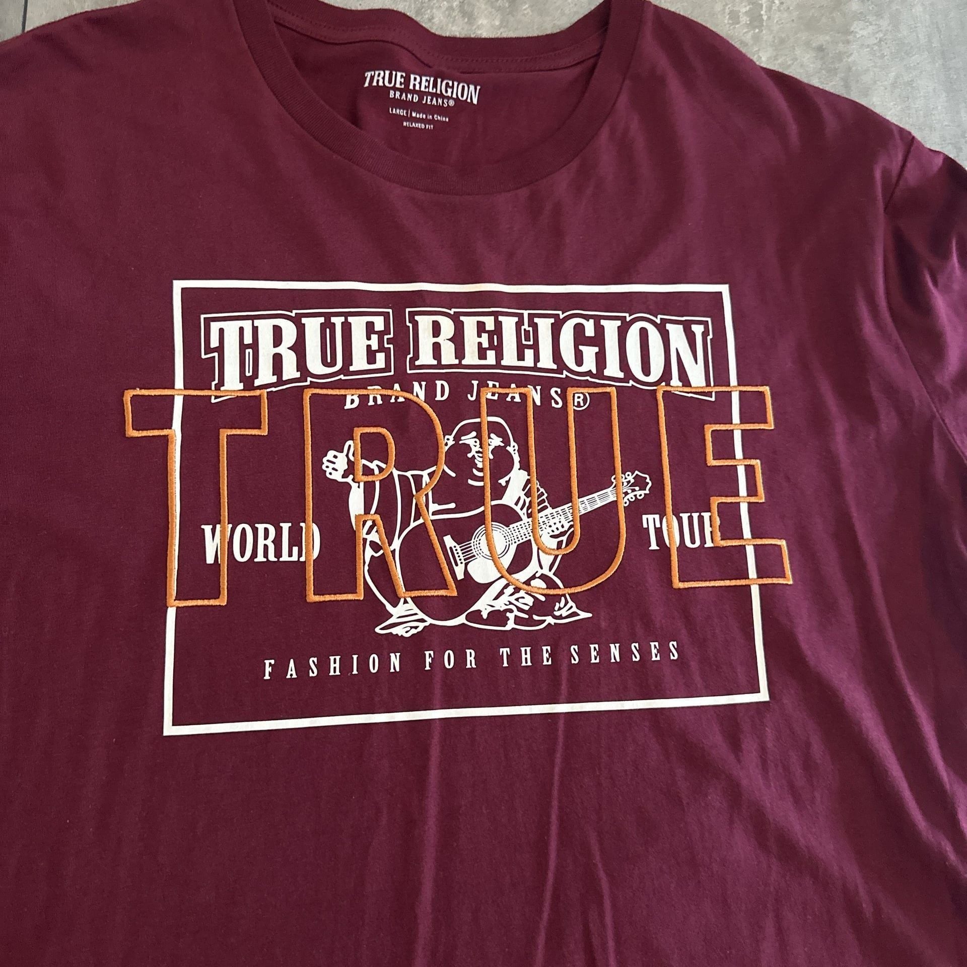 True Religion burgundy t-shirt •size:
L 3