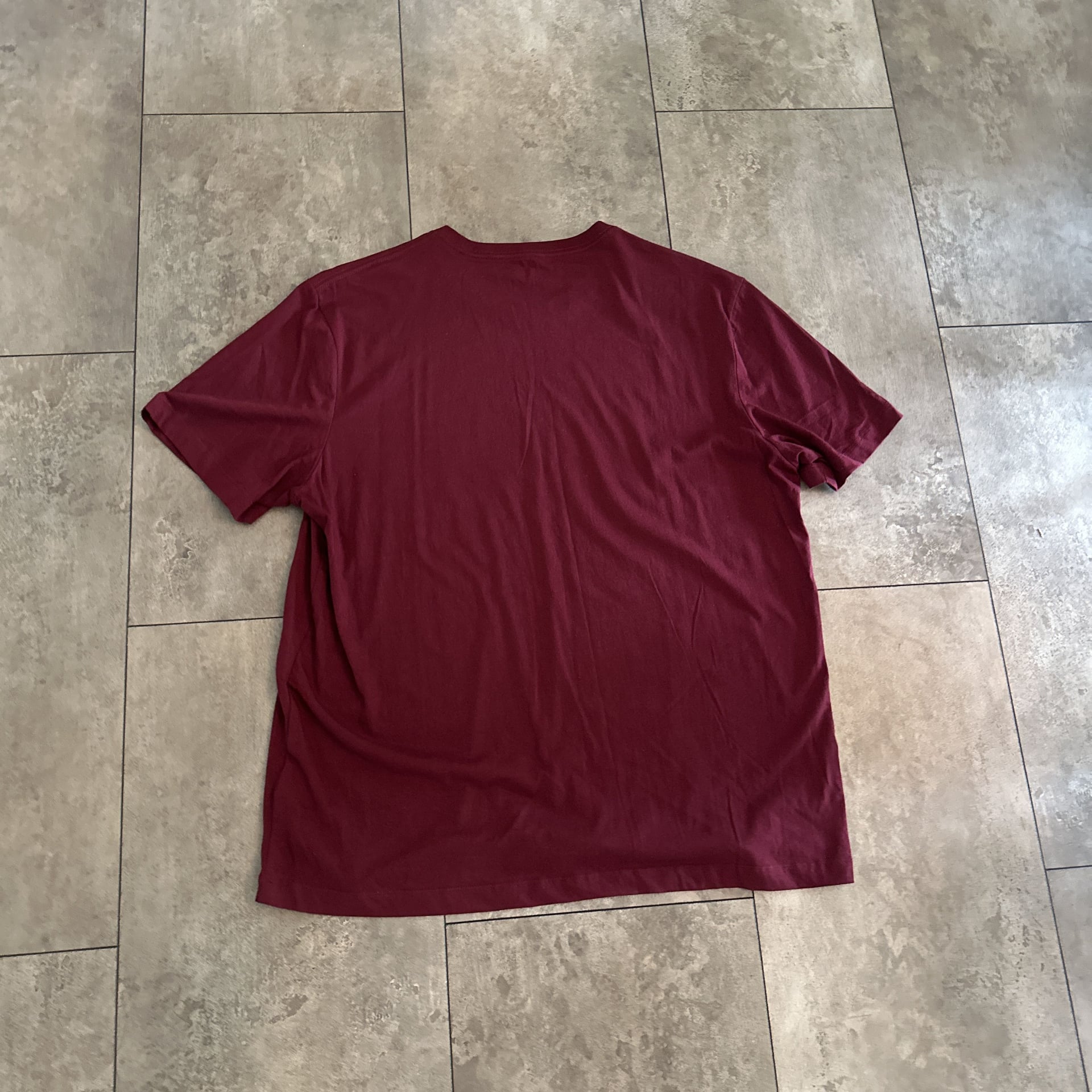 True Religion burgundy t-shirt •size:
L 5