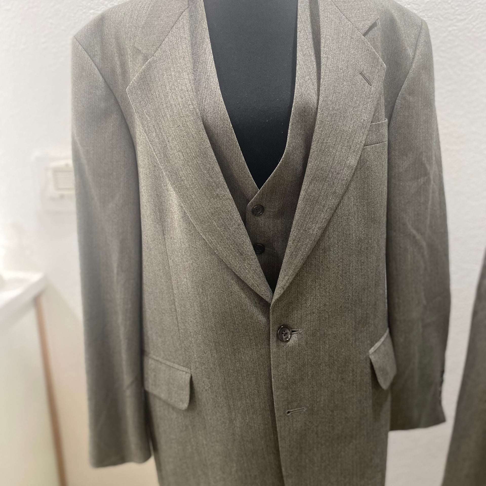 Oscar de la Renta NWT Men's Three-Piece Wool Taupe Gray Suit 42 Jckt 36 Pants 2
