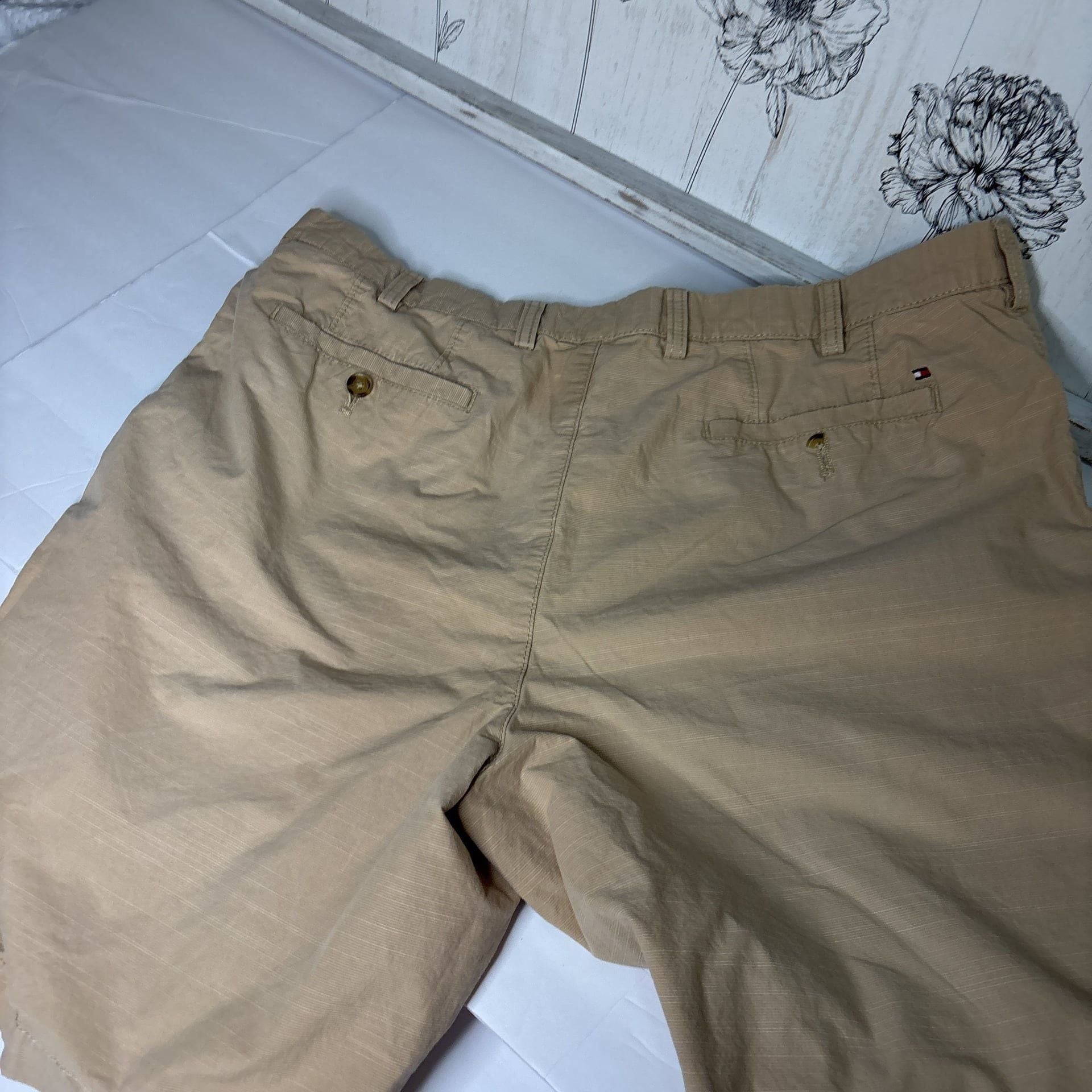 Tommy Hilfiger Men's Khaki shorts. W38 9
