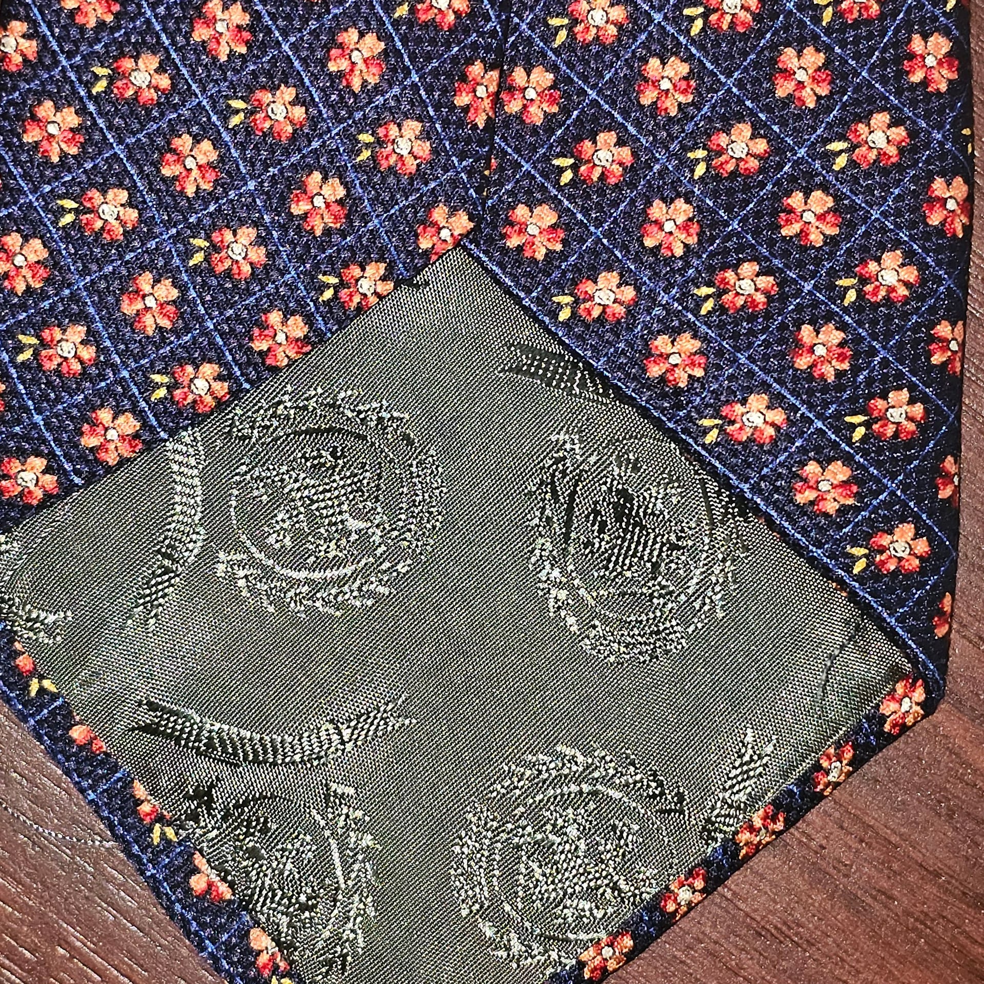 TOMMY HILFIGER Men's Neck Tie Emblem Pattern Red Yellow 100% Italian Silk 3