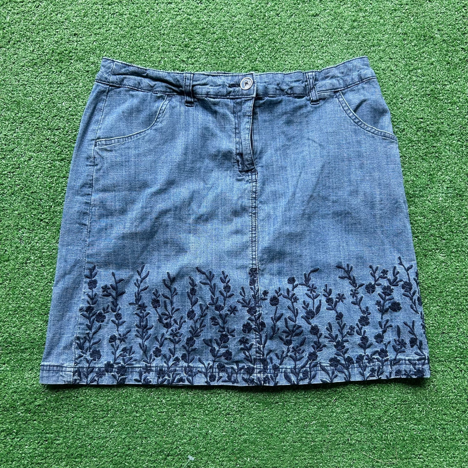 Karen Scott Embroidered Denim Skort/skirt women’s size 8 1