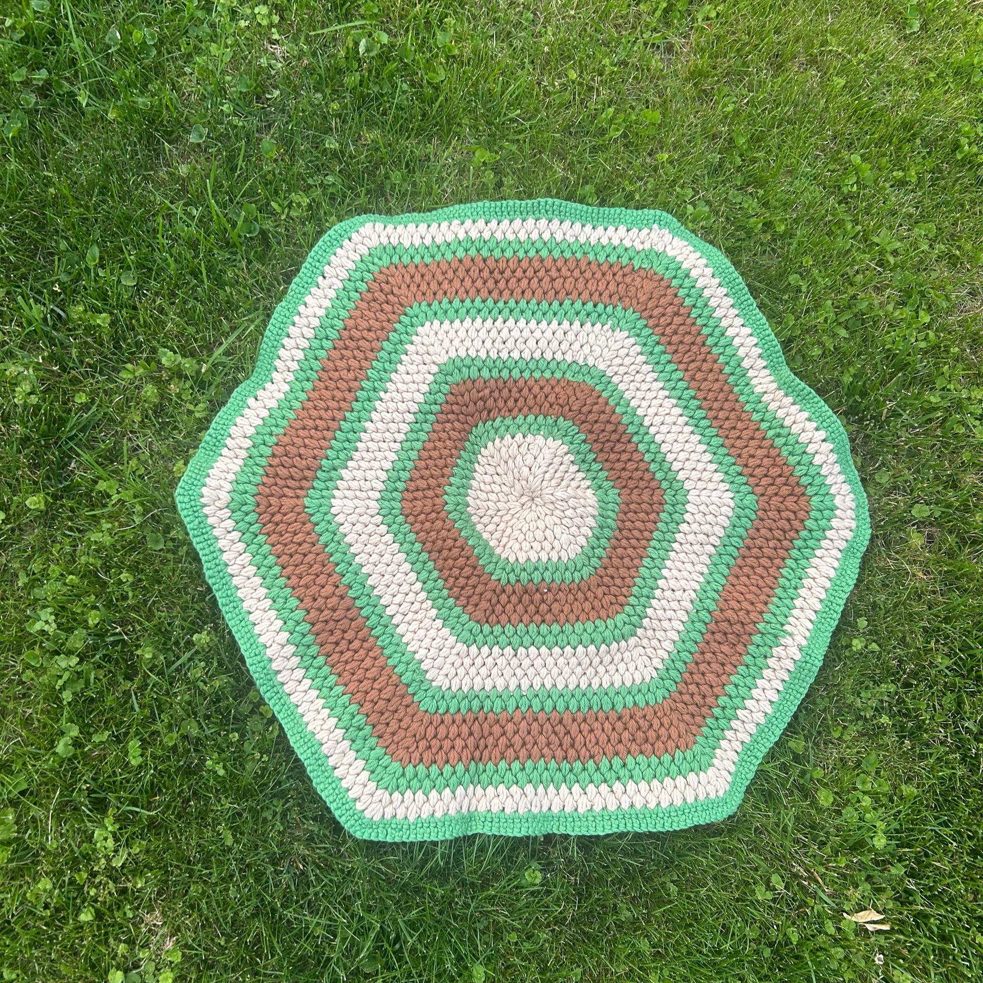 Vintage Crochet circular bathroomRug, Retro brown/Green Blanket 2