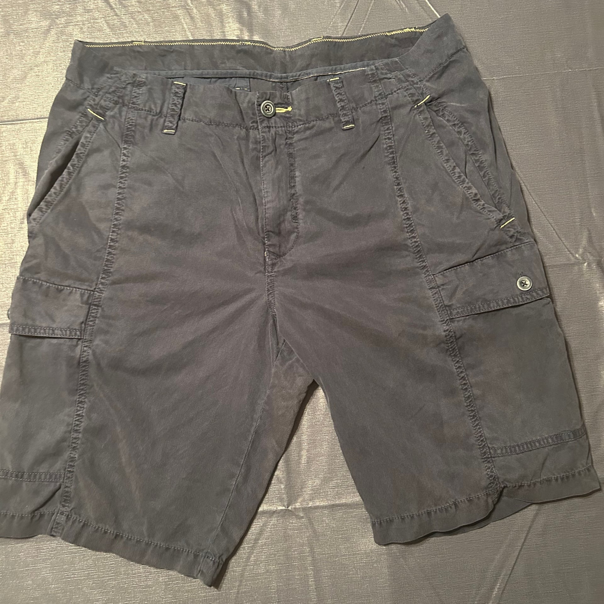 Tommy Bahama Relax Multipocket Shorts in Navy, Size 34 1