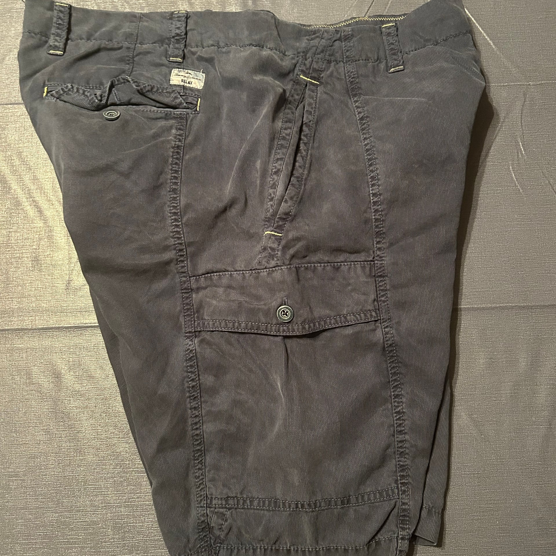 Tommy Bahama Relax Multipocket Shorts in Navy, Size 34 5