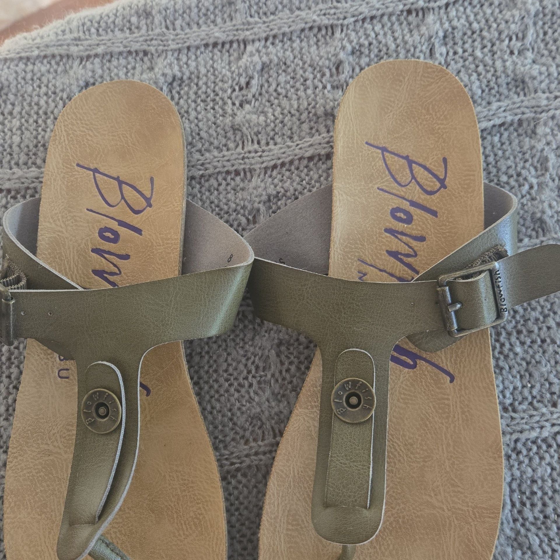 BLOWFISH - Women's Malibu - Thong Flip Flops BuckleSandals - Size 8 - green - Like new 2
