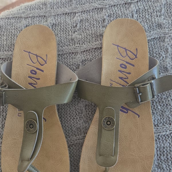 BLOWFISH - Women's Malibu - Thong Flip Flops BuckleSandals - Size 8 - green - Like new
