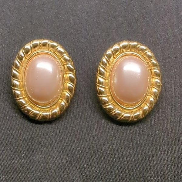 Vintage Carolee faux pink pearl  Clip-on earrings
