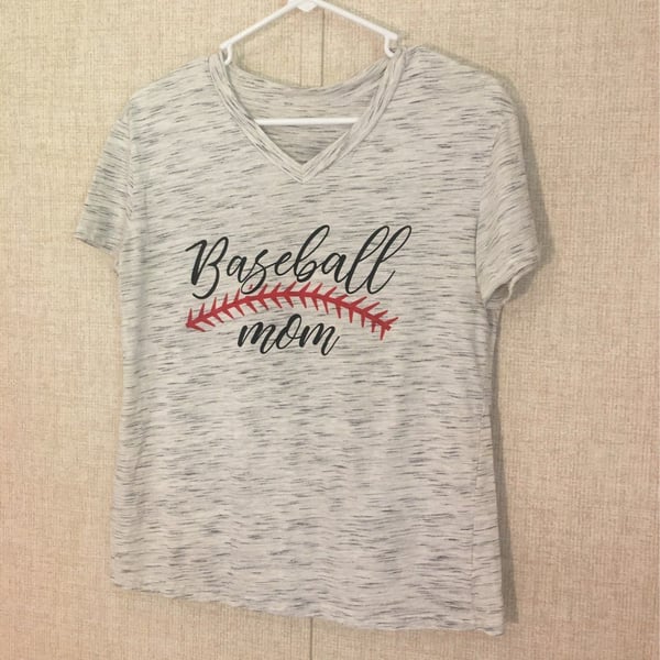M Baseball Mom T-shirt.