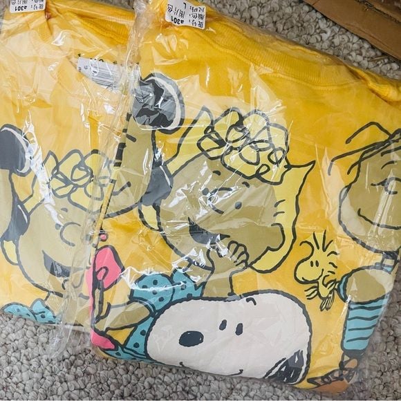 Snoopy Peanuts and his friends yellow sweatshirt SZ M 9
