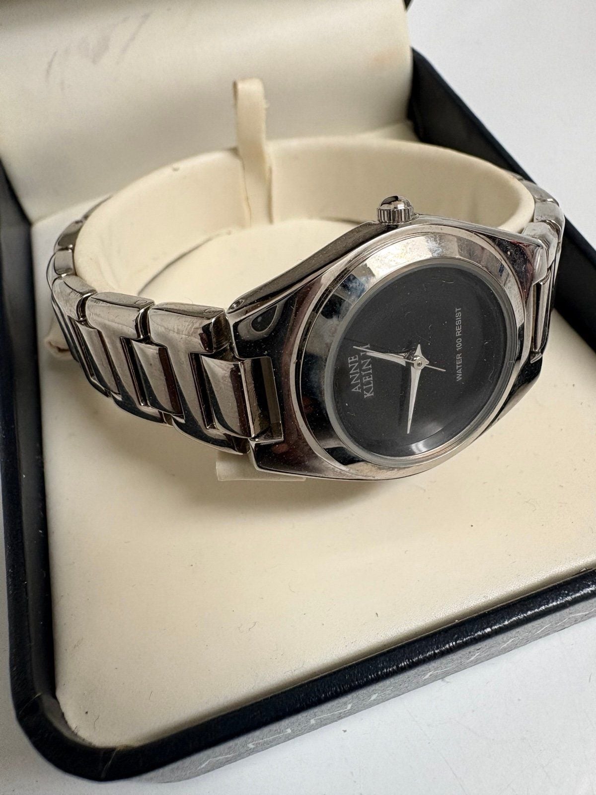 Vintage Anne Klein II Women’s Quartz Wristwatch with original presentation box. 4