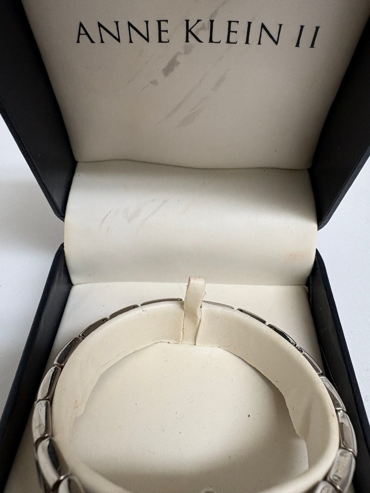 Vintage Anne Klein II Women’s Quartz Wristwatch with original presentation box. 3